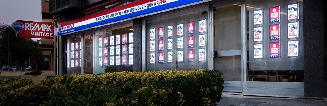 A vitrine iluminada ideal para a sua agência imobiliária