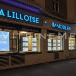 Vitrine da imobiliária francesa La Lilloise com painel de LED em acrílico