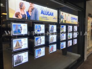 Display Iluminado Suspenso em Vitrine de Imobiliária – Modelos VM TWO e VM Panoramic Banner