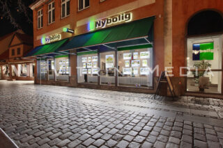 Display LED para vitrine e fachada iluminada – Modelo VM TWO – Imobiliária Nybolig