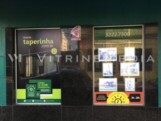 Painel de LED para vitrine de imobiliária – Modelo VM TWO – Imobiliária Taperinha