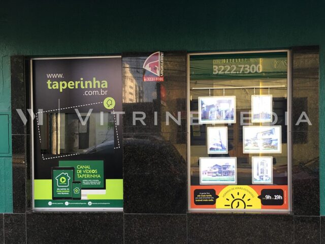 Painel de LED para vitrine de imobiliária – Modelo VM TWO – Imobiliária Taperinha