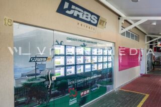 Painel LED suspenso iluminado para fachadas – Modelo VM TWO – Imobiliária URBS