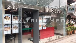 Painel de LED suspenso com cantos arredondados e borda prata – Modelo VM TWO – Imobiliária Scalla