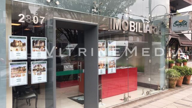 Painel de LED suspenso com cantos arredondados e borda prata – Modelo VM TWO – Imobiliária Scalla