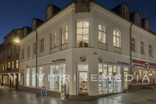 Placa de LED suspensa iluminada – Modelo VM TWO – Imobiliária EDC