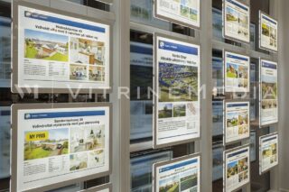 Placa iluminada suspensa para vitrine de imobiliária – Modelo VM TWO – Imobiliária EDC