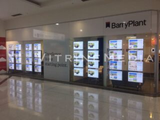 Placa LED Iluminada Suspensa para Vitrine – Modelo VM TWO – Imobiliária Barry Plant