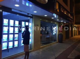 Vitrine com Placa Suspensa em LED da VitrineMedia Brasil – Modelo VM TWO – Ricardo Imóveis