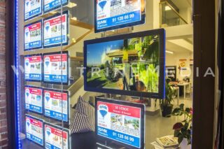 Vitrine com LED, ambientada com Painéis VitrineMedia – Modelo VM TWO – Imobiliária RE/MAX
