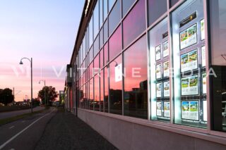 Vitrine imobiliária com Painel de LED suspenso – Modelo VM Double C2 Max – Imobiliária EDC