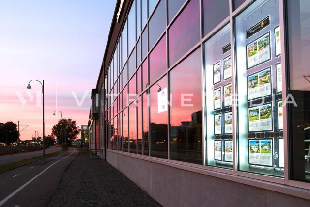 Vitrine imobiliária com Painel de LED suspenso – Modelo VM Double C2 Max – Imobiliária EDC